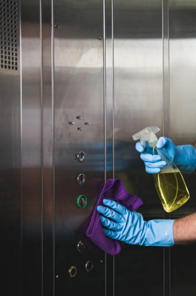 Unterhaltsreinigung Aufzug im Büroraum